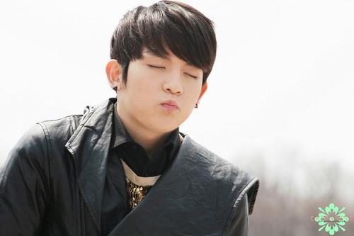 @DST_Gikwang 's son xD TEENTOP'S RICKY . HYPER KID , BEWARE XD