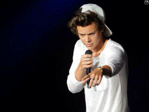 ** snapbacks and tattoos are so fucking attractive but so are suits and a good job so idk I'm just fussy :(
