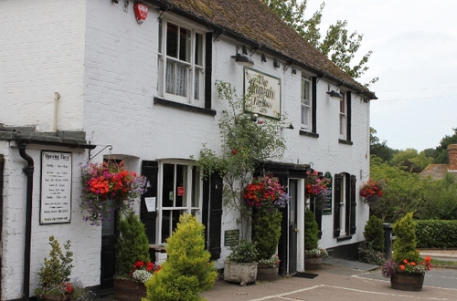 Free House in East Kent run by Kevin, Louise & Alex Costello plus Charlie. CAMRA member. 4 top real ales always on tap. Good value, delicious food. Good banter!