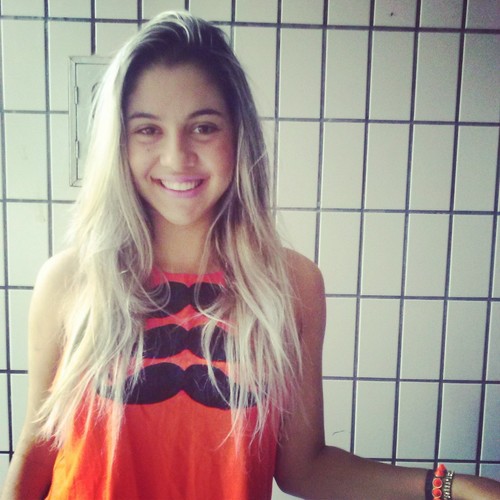 Tomara que apesar dos pesares todos, a gente continue tendo valentia suficiente para não abrir mão de se sentir feliz.