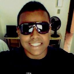 Sou legal, gosto de fazer novas amizades, mudo o meu humor de repente, tenho uma risada engraçada, amo cantar .. Outras qualidades e defeitos, perceba vc msm.