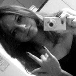 Rockeira , Skatista , Guitarrista , Divertida , Louca , Idiota , Ciumenta , Preguiçosa , Animada , Verdadeira , Sensivel , Possesiva , etc ... Prazer EU *-----*