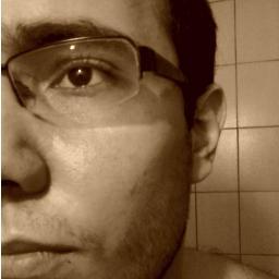 Estudante, preguiçoso, viciado em jogos e em dormir. Esse sou eu