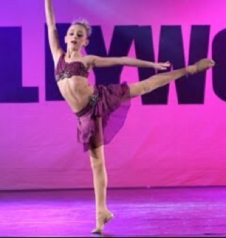 chloelovelyaldc's profile picture. instagram: @chloe_lukasiak_love
