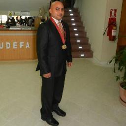 Venezolano de corazon, me considero sociable, ocurrente, apasionado y sincero. Mi lema: has bien sin mirar a quien.