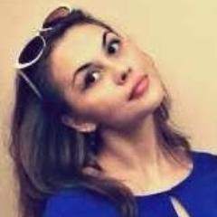Здравствуйте, вы позвонили Цезарю. В данный момент я ужинаю, плаваю в бассейне, играю с детьми, фехтую, читаю книгу и умер.