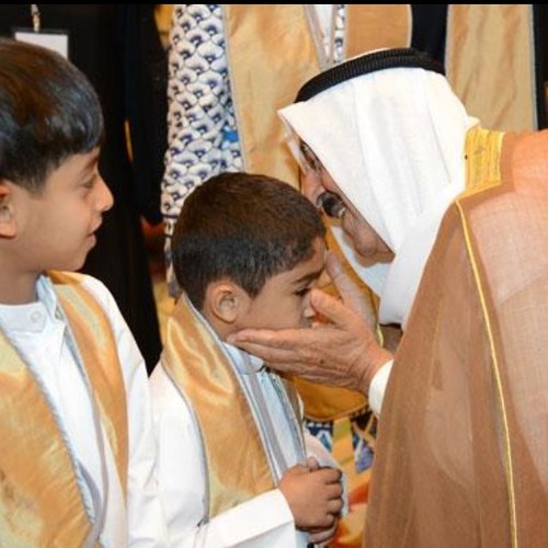 في خاطري من زحمة الهم ضيقه ودي على مكة ونسمة هواها أسوق رجلي فالحرم لو دقيقه وأصد عن كل الهموم وغثاها