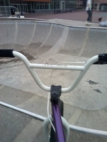 Dit is de skatebaan op het raadhuisplein, er komen hier dagelijks BMX'ers en skaters.
wij tweeten interressante dingen over skaten en BMXen