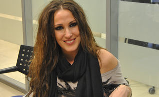 Mi ídolo, @_MaluOficial_. Extremeña, tal vez un poco loca pero con un gran corazón. Amiga de mis amigos, luchadora y soñadora de unicornios con arcoiris. 09/08