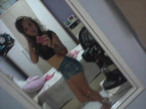 Elα nαo é perfeitα, pois tem inúmeros defeitos. Elα fαlα αlto, gritα, dá gαrgαlhαdαs, mas se fαz de tímidα. Elα é sαntα, mαs sabe provocαr ★
