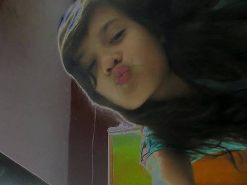 soy linda cariñosa amigable soy inteligente pero cuando me buscan me encuentran puedo ser un poco pelionera pero cuando se me acercan soy genial con todos