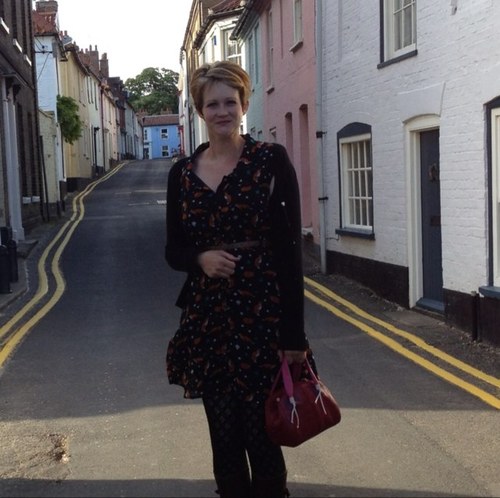 Lover of all things library, cheese, tea, bee & Audrey. Views are all my very own x