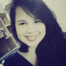 Sou intensa, às vezes exagerada.
Tenho fascínio por quem não tem
medo de viver. E sei lá, cara. Não estou aqui pra fazer sentido. ^^'