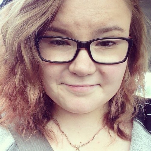 ShitDaryaSays's profile picture. How did she get accepted to 2 universities tho