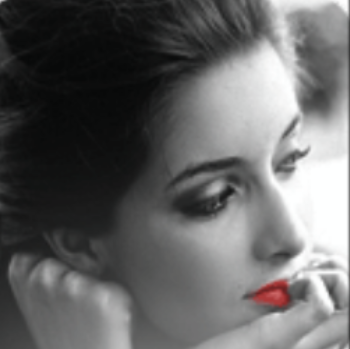 ‏‏‏‏‏‏خلف هدوئي شقاوة لاتدرك..وخلف خجلي جرأه لاتظهر وخلف سذاجتي وعي لايعرف..وخلف غموضي. .وضوح لا يقرأ.                                             ·♡♥♡