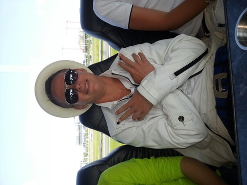 Jongen met een rood wit hart 
#Teambitchesoponzedick w/ @Raymonnn_A
soccer player on the midfield
#Nf = #Fb