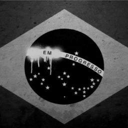 Desde pequenos nós comemos lixo
Comercial e industrial
Mas agora chegou nossa vez
Vamos cuspir de volta o lixo em cima de vocês