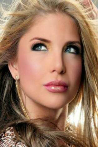 Angélica María Jaramillo Valencia una mujer de esfuerzo , admiración , ejemplo a seguir, ella es perfecta no tiene defecto alguno. ¡She is the best! Camaleonic®