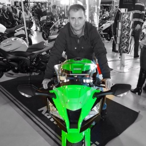 Me gustan el mundo del motor,Mi pasión las motos, lo que más me gusta hacer con la ropa puesta.