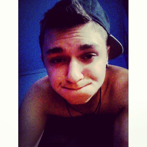 im 17 with a son that i love more than my own life, i love photos, skaten, and basket ball :)