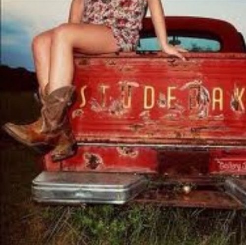 Country girl who likes to get down and dirty but loves her curls and pearls ❤
