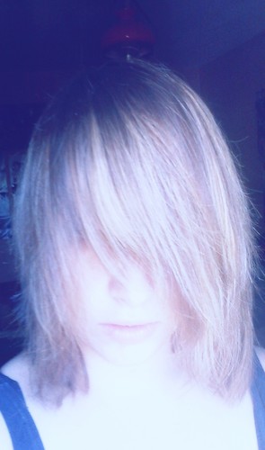 I listen to Black Veil Brides, i love to draw, sing but my voice sucks xD...