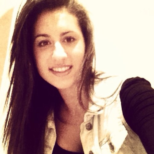 No sonrias como si nada pasar , sonrie a pesar de todo lo que pase. no hay que preocuparse de los problemas ,hay que ocuparse de los problemas