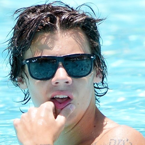 @platinumharry1 SHE JUST GAVE YOU A FREE FOLLOW FOLLOW HER BACK PLEASE. @platinumharry1