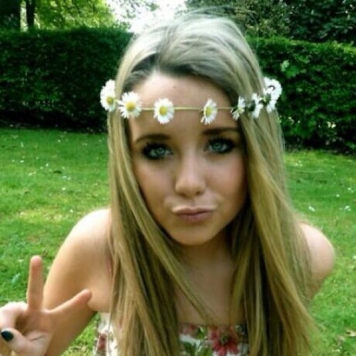 1 meisje die je timeline compleet maakt! ♔ Mijn tweets zijn retweetbaar en herkenbaar! ♔ Contact: Awesometeenfact@hotmail.nl ♔ Op naar de 3000 ❤