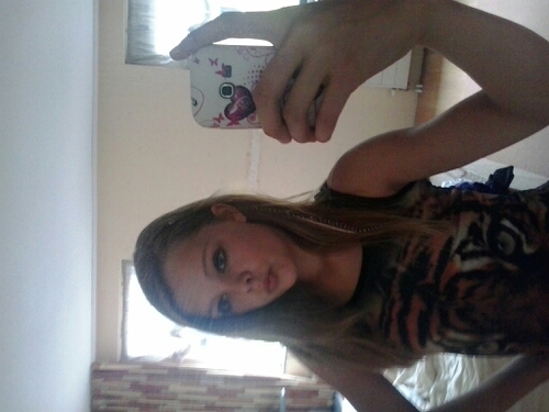 ChzaloveZafe's profile picture. vrollijk en blij tiener meid houdt van me muziek en me schatjes