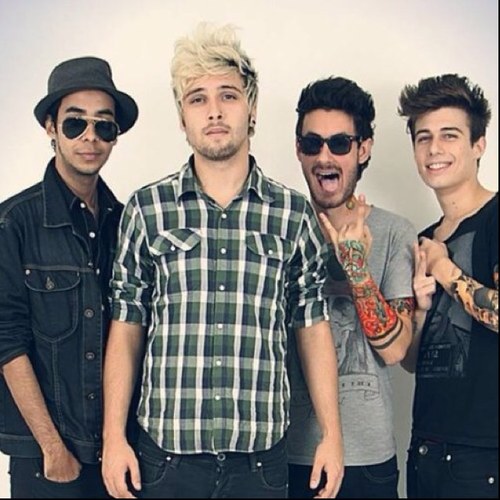 Twitter da página no facebook para os meninos da @RadioVinte, antiga @Garnetoficial http://t.co/FtCQTFvbhG