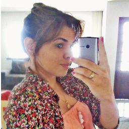 Entre mim e mim, há vastidões bastantes para a navegação de meus desejos afligidos. Dinâmica.
Email: Cynthiacamil@gmail.com/
