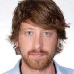 Founder of a web marketing & development agency based in the UK,  I am a geek who likes to surf (waves as well as the web)