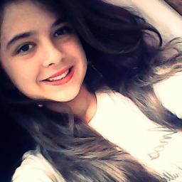 Chata , Dramatica , Desligada , Louca , Invocada , Romantica , Alegre , Irônica e muuuuito ,muuuuito Ciumenta , Essa sou eu :)