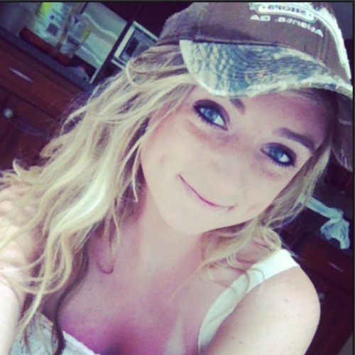 ave_elyse28's profile picture. That girl was a barefoot bluejean princess