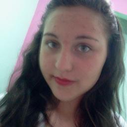 divertida =3, me encantan los perros,y no critico a la gente por la clase de musica que escucha =D