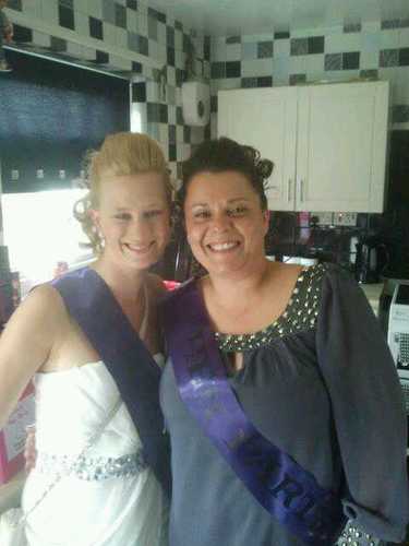 hey am jay am 25 n i have 2 beauitful daughters age 4 n 1 lv em loads xxxxx