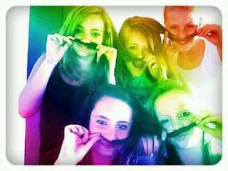 Je bent raar, en daarom ben ik zo ben zo blij met jou als vriend:-) loveyouu xx Manono ~ I Love My Bestfriendd xxx Linda ♡