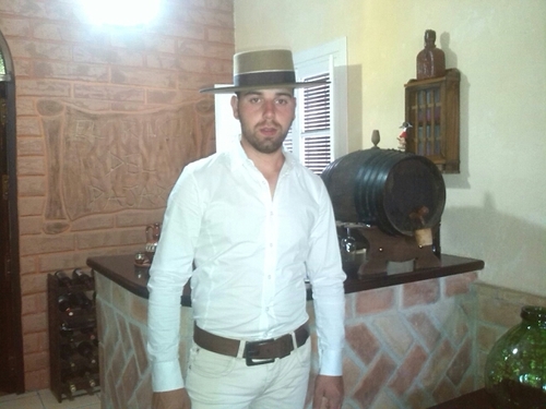 jacintoElPajaro's profile picture. soy un pajaro que vuelo bajo,  donde escucho musica alli aterrizo.