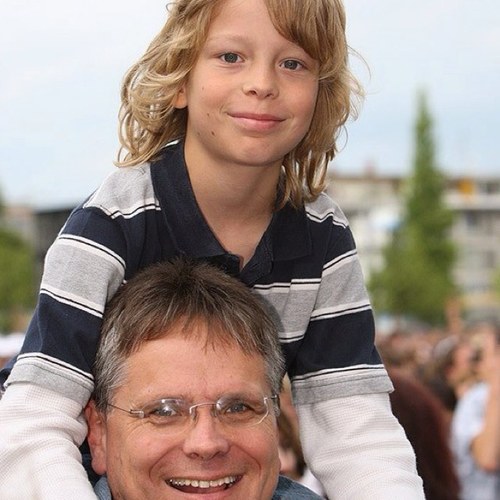 Angestellt bei BILD gewesen.  Studium: Uni Karlsruhe Schule: Gymnasium Weinheim