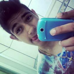 Menino que te encαntαα ;
Homem que te enlouquecee.
- αquele que te fααz tão beem 
Não te prometo nem α terrα, nem o céu, nem o mαr; Mais seempre te amar ;*