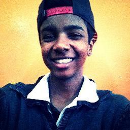 Mais só, que na escola ela nem me dava bola, agora chora por que o mundo da voltas, antigamente era não atras de não hoje não existe não, ela come na minha mão!