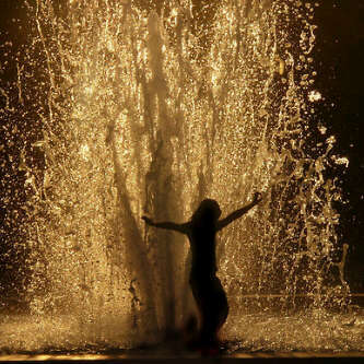 -
وحِينَ يكونَ الامّل باللهہ موجُودَ لايُوجدَ مكَانَ للمُستحِيلَ ،♡♡'