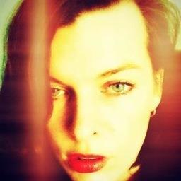 ミラ・ジョヴォヴィッチ (@MillaJovovich_j) / Posts / X