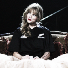 seu idolo pode ter o caralho a quatro a minha tem 7 grammys
