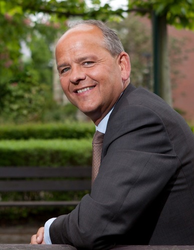 Tweelingbroer op twitter van Bas Hoogland Commercieel Directeur Landal GreenParks 73 parken in 7 ! landen #parodie