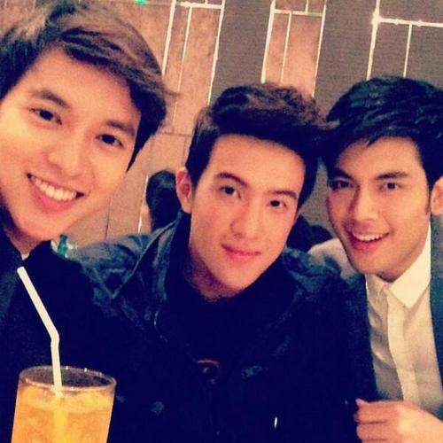 เรืออากาศโท หม่อมราชวงศ์ รณพีร์ จุฑาเทพ (คุณชายรณพีร์) 'ไม่ใช่คุณเจมส์ มาร์' |★ [ทวิตตัวละคร *ไม่ใช่ตัวจริง*]