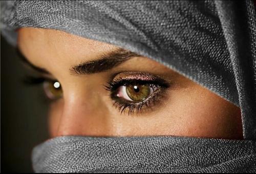 احيانا تفلت من حنجرة قلوبهم كلمة تجعلنا نفيق على ماعمينا عنه زمنا