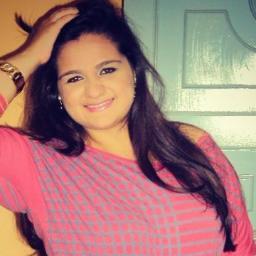 Parei de lembrar do passado, quando meu presente me surpreendeu, me realizou e sorriu pra mim. Aliás, ele tem um sorriso lindo.