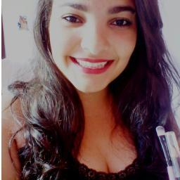 [...] Todos com juízo, suficientemente, menos uma meninazinha, a que por enquanto. Aquela um dia, saiu de lá, com uma fita verde inventada no cabelo...